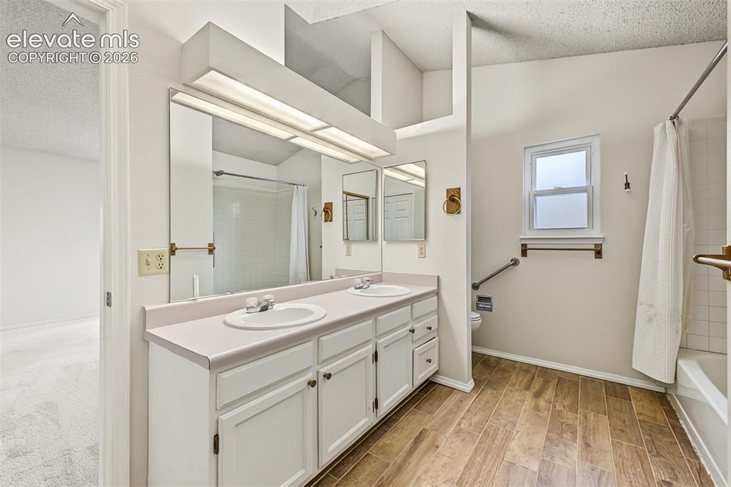 Image 13 of 25: Bathroom
