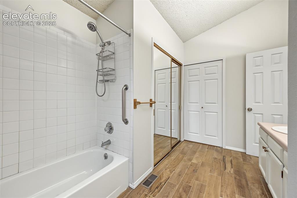 Image 14 of 25: Bathroom