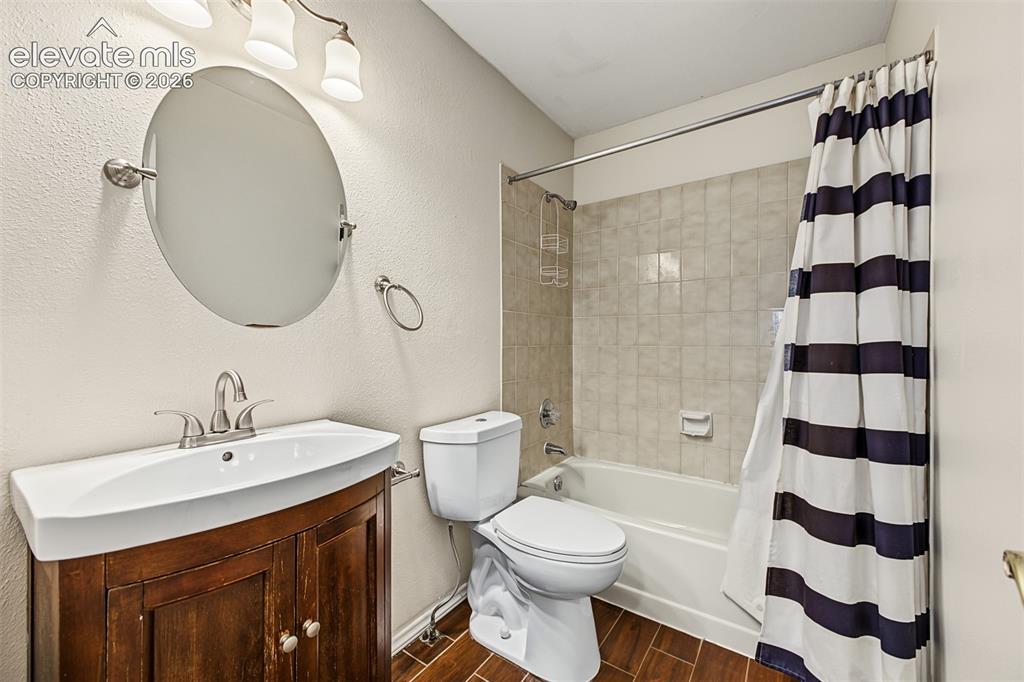 Image 18 of 25: Bathroom