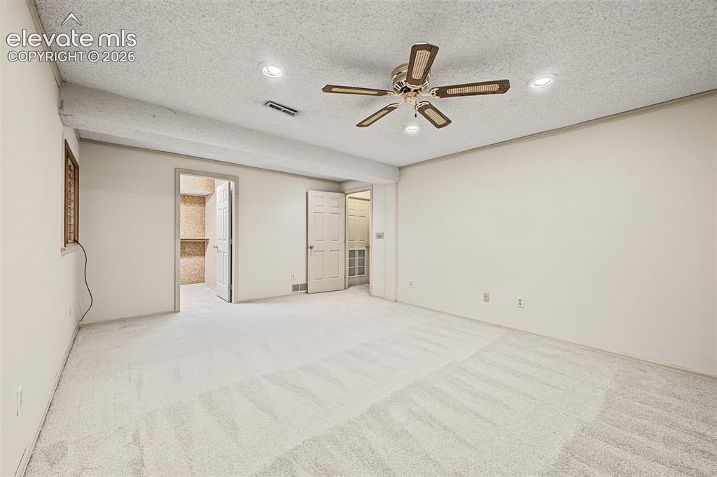 Image 19 of 25: Bedroom