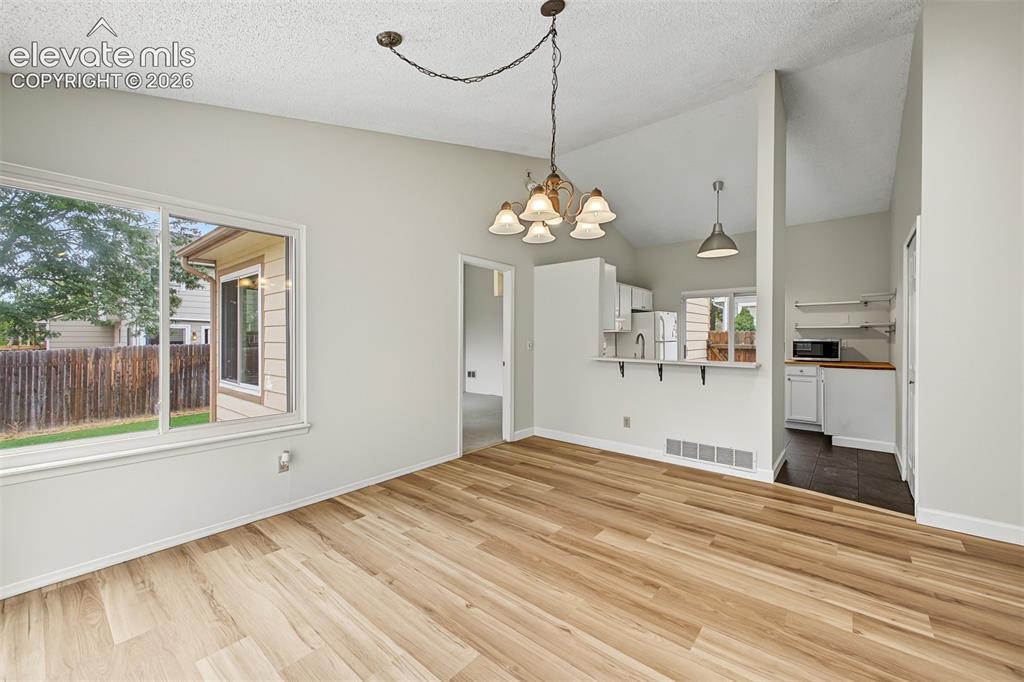 Image 8 of 25: Dining Area