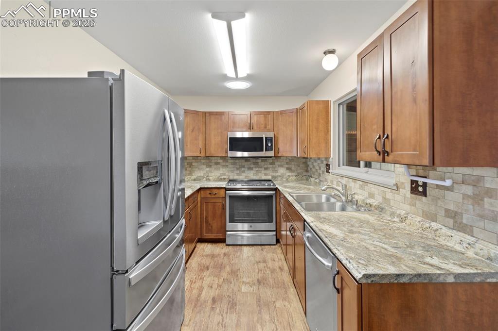 Image 11 of 50: Kitchen