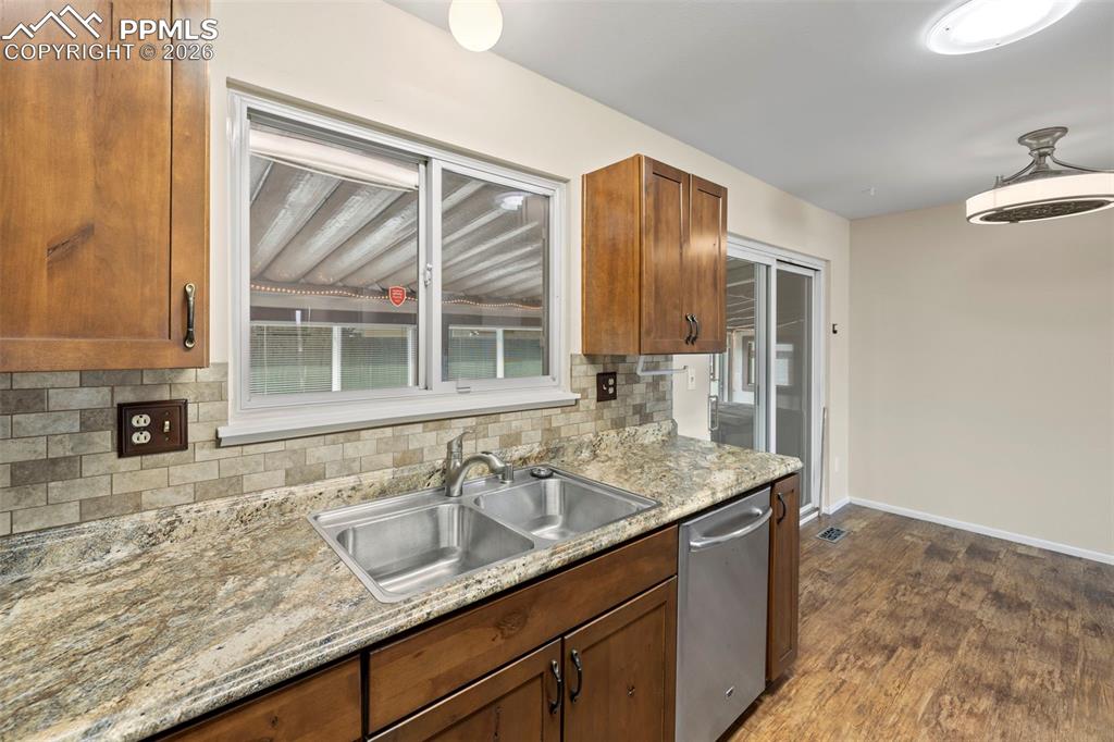 Image 12 of 50: Kitchen