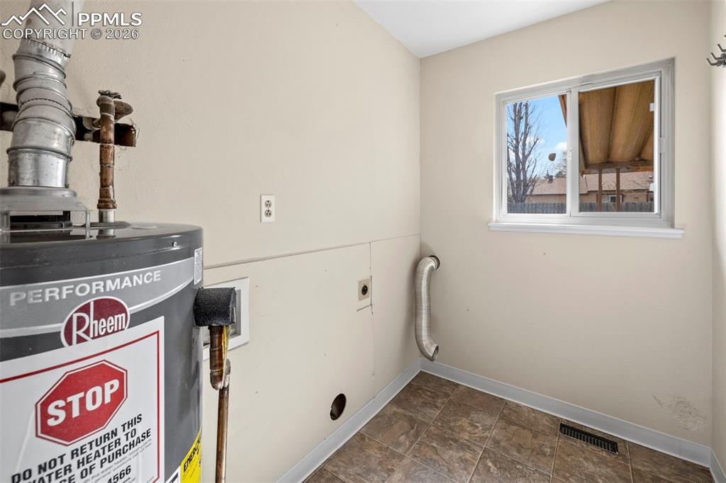 Image 23 of 50: Laundry