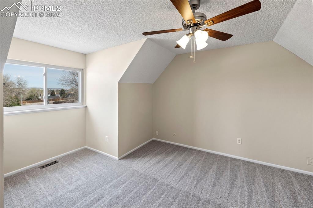 Image 30 of 50: Bed 3