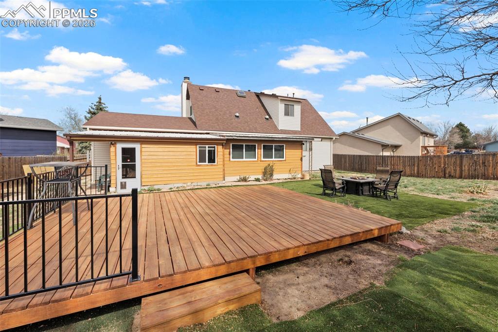 Image 41 of 50: Deck