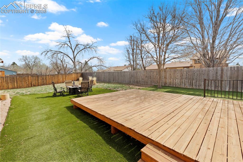 Image 42 of 50: Deck