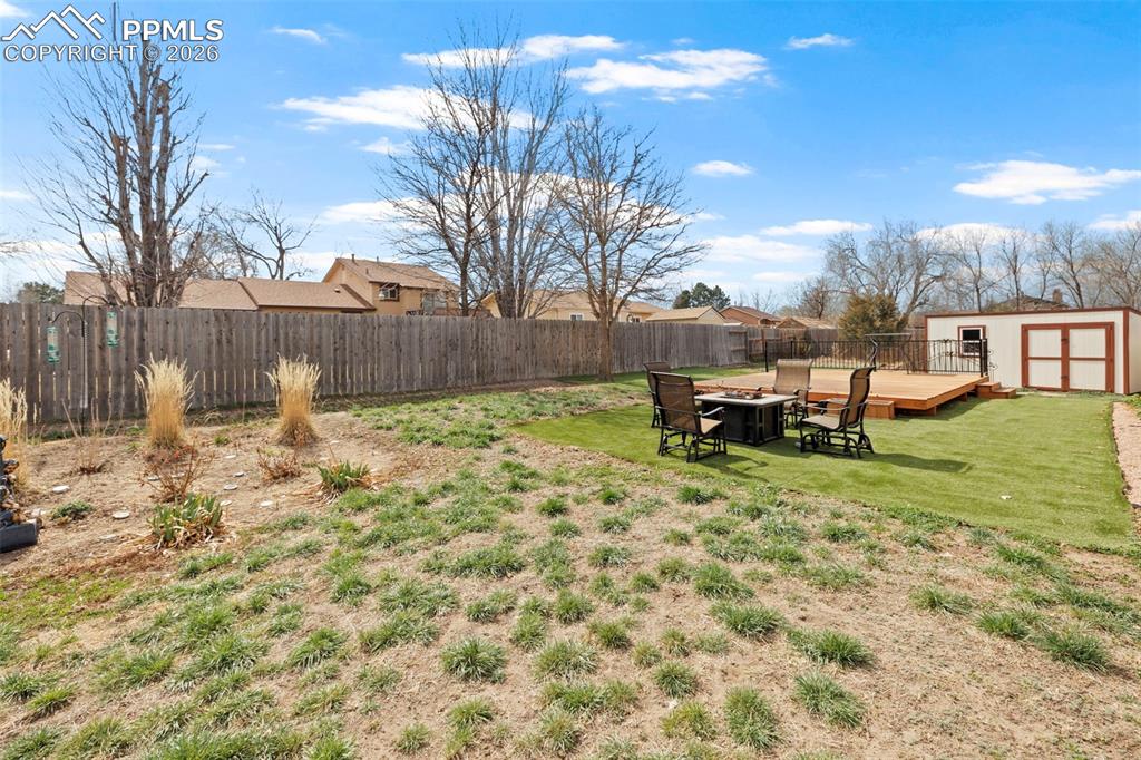 Image 45 of 50: Yard