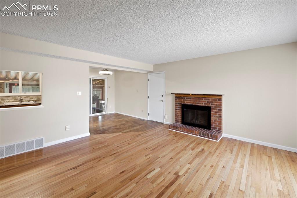 Image 6 of 50: Living Room