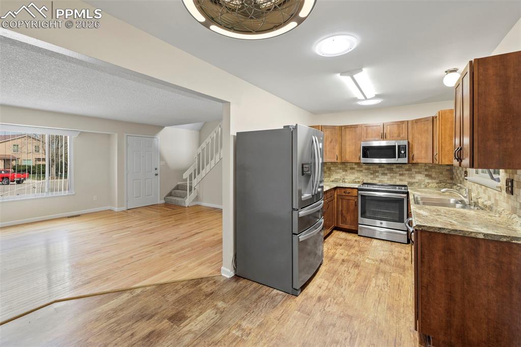 Image 9 of 50: Kitchen