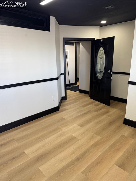 Image 10 of 24: Suite 101