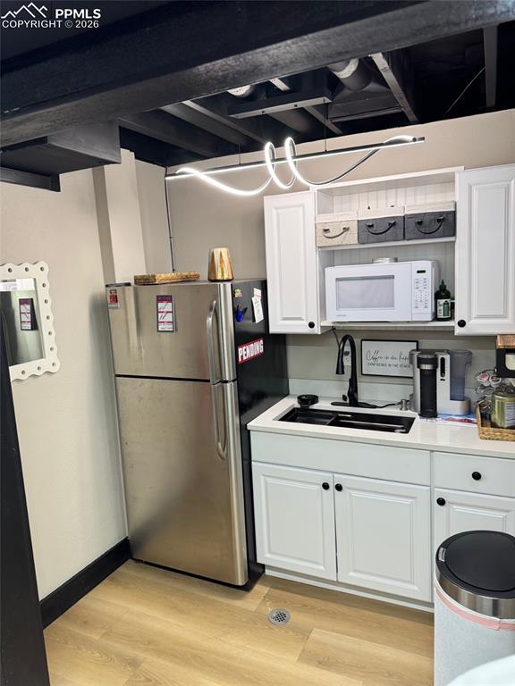 Image 12 of 24: Kitchen