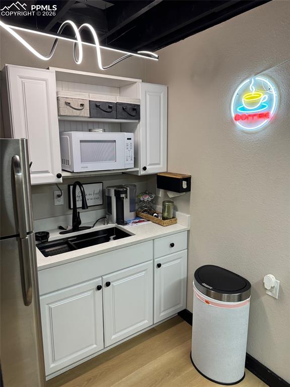 Image 13 of 24: Kitchen