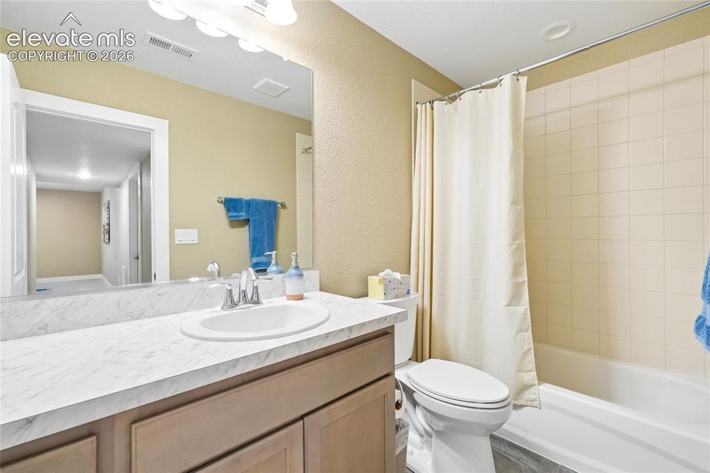 Image 34 of 43: Bathroom