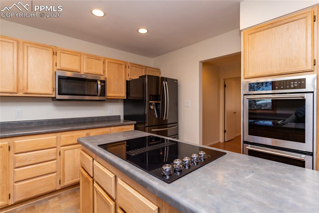 Image 21 of 50: Kitchen