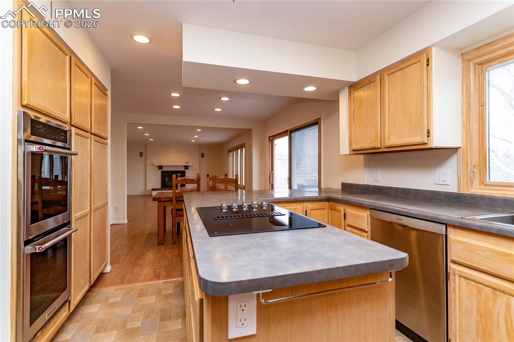 Image 22 of 50: Kitchen