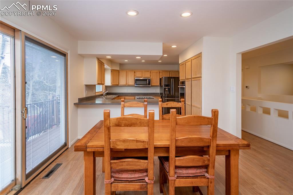 Image 25 of 50: Dining Area