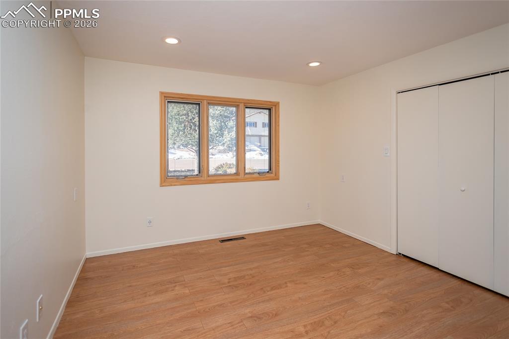 Image 28 of 50: Bedroom