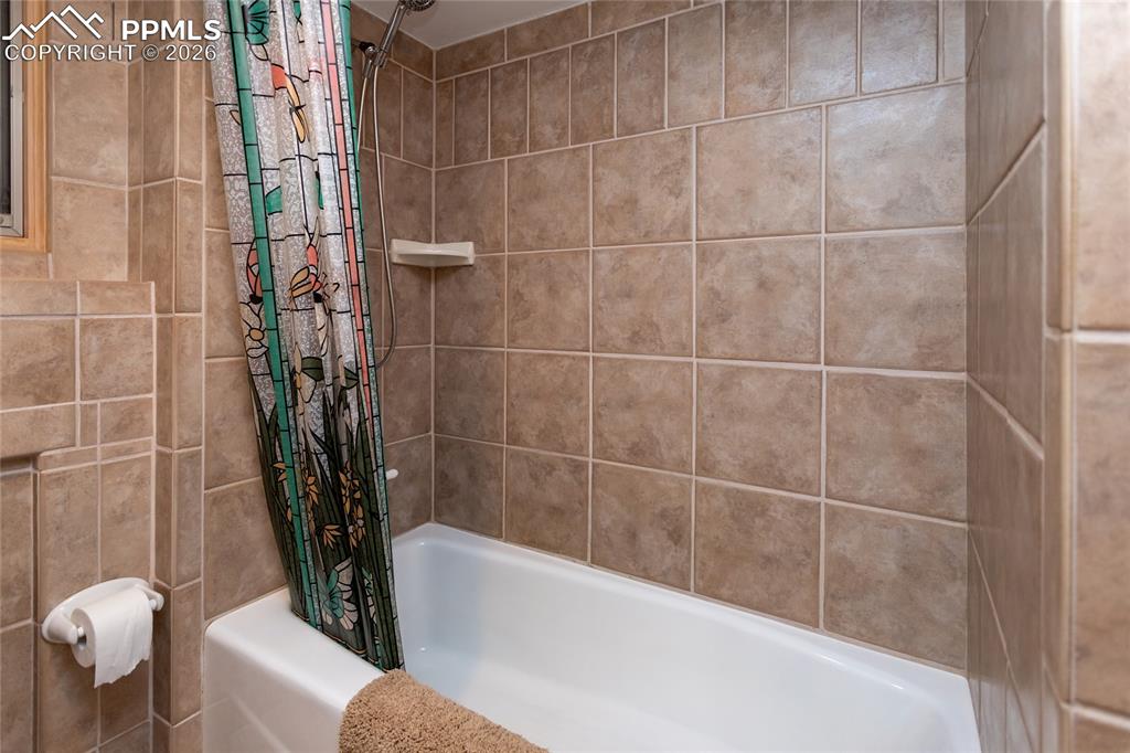 Image 36 of 50: Bathroom