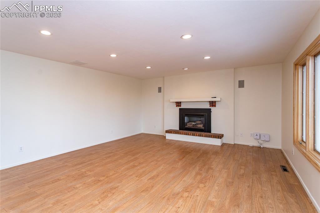 Image 8 of 50: Living Room