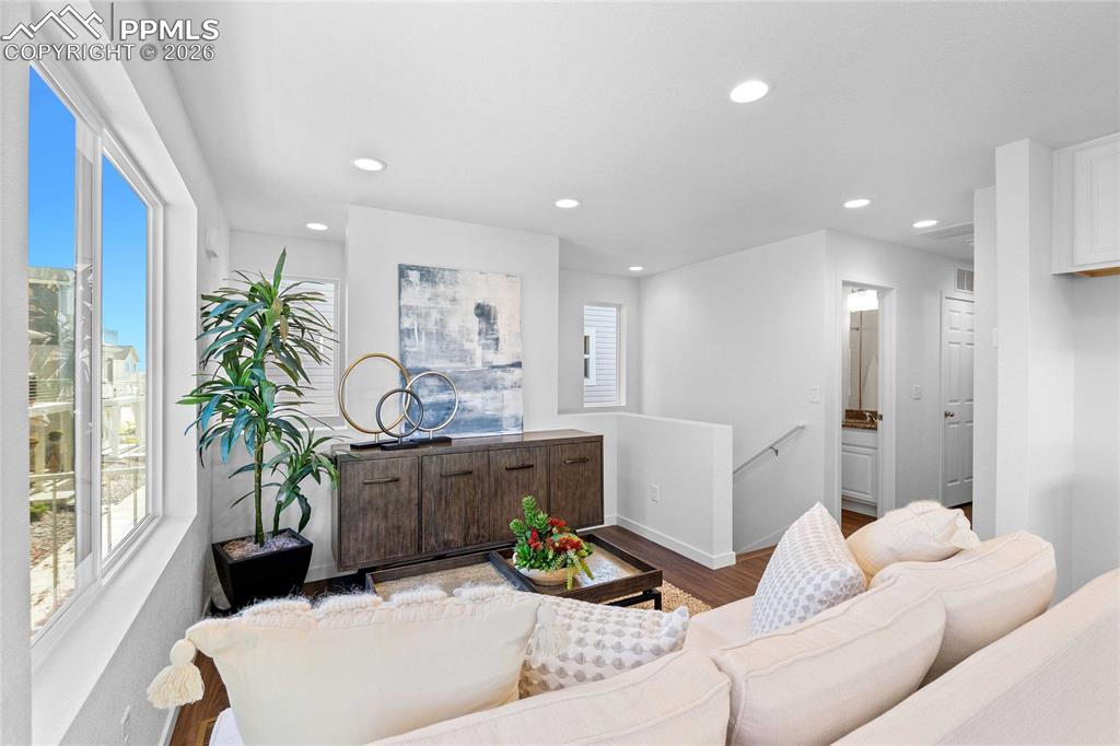 Image 11 of 23: *Photos of a model home*