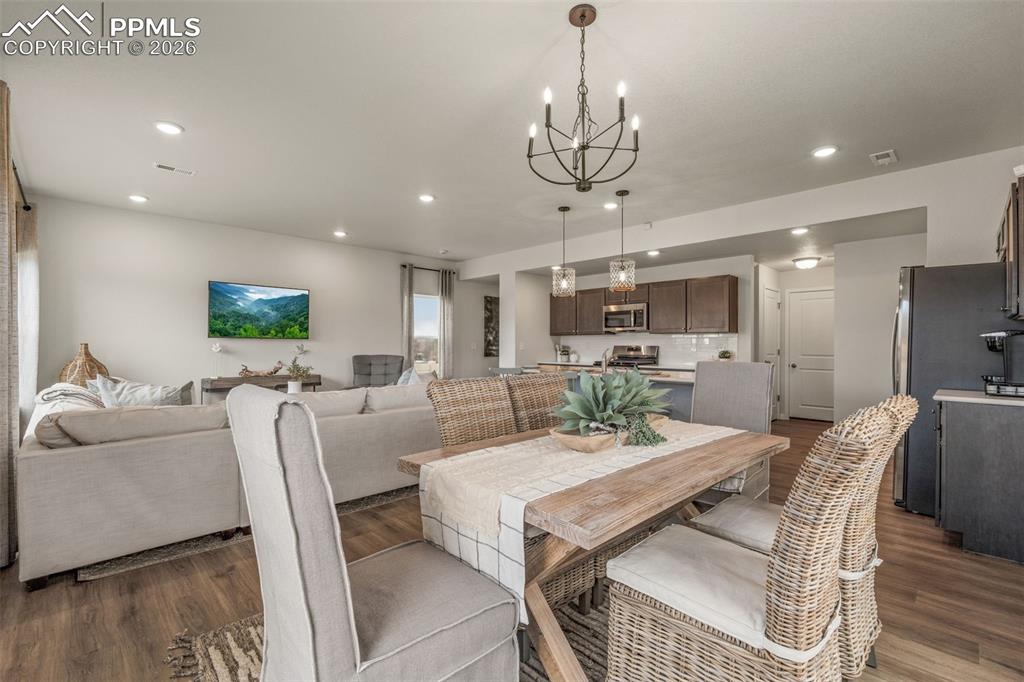 Image 23 of 46: Dining Area