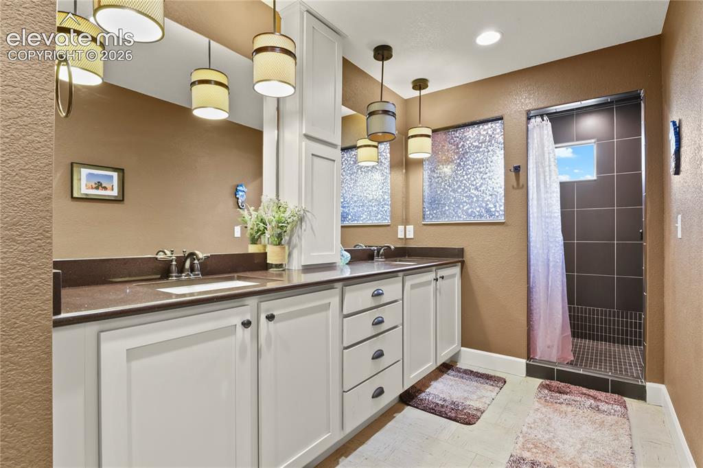 Image 21 of 41: Bathroom