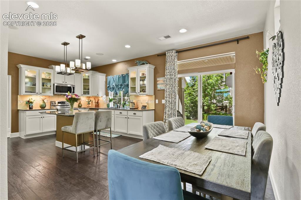 Image 9 of 41: Dining Area