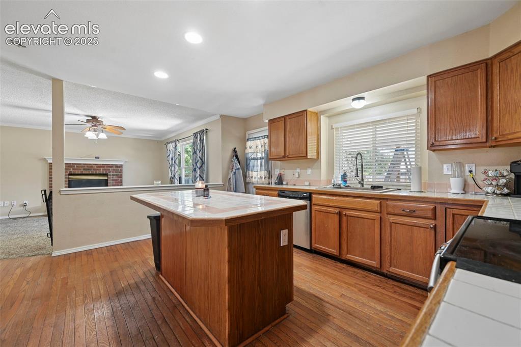Image 14 of 34: Kitchen