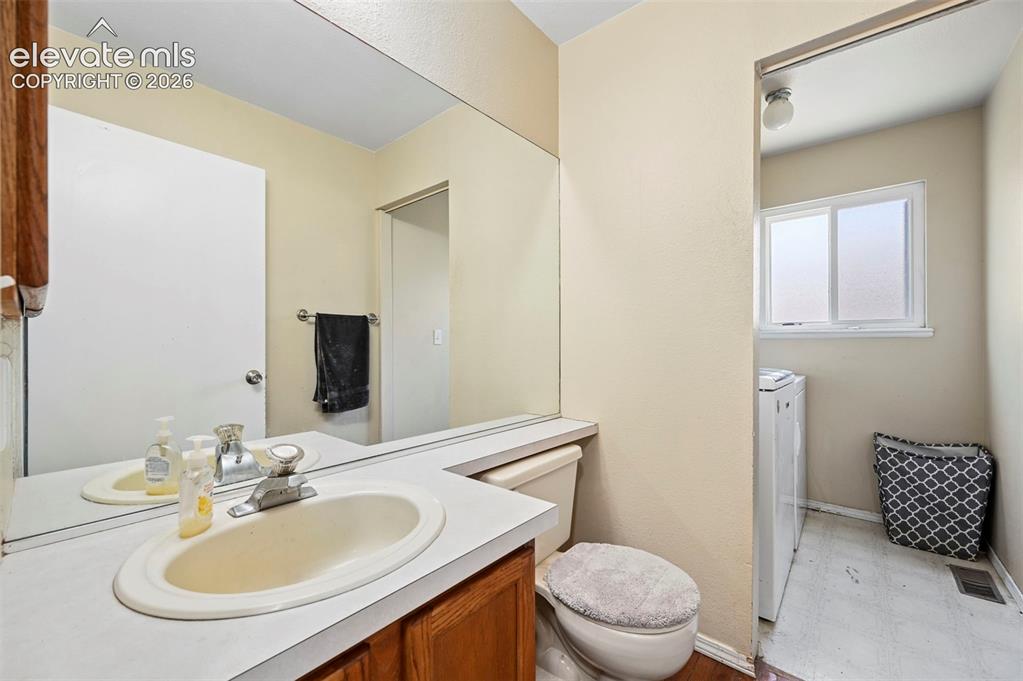 Image 15 of 34: Bathroom