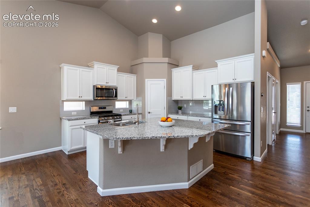 Image 14 of 49: Kitchen