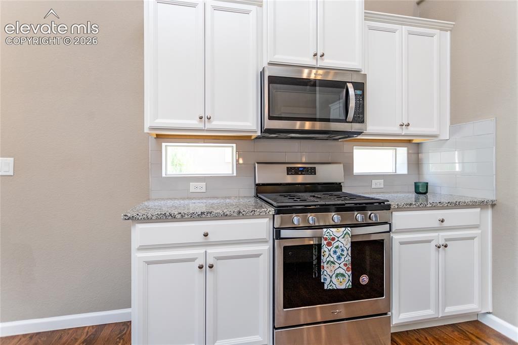 Image 15 of 49: Kitchen