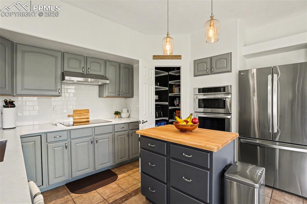 Image 14 of 50: Kitchen