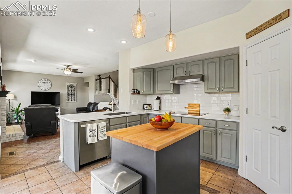 Image 16 of 50: Kitchen