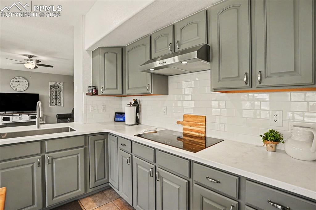 Image 18 of 50: Kitchen