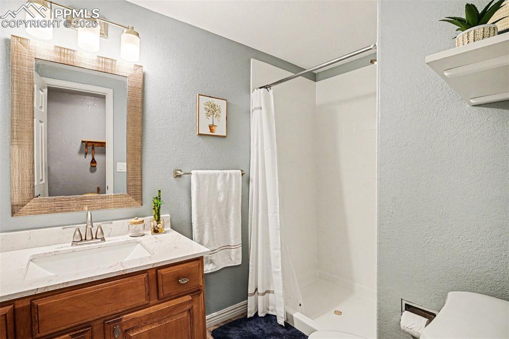 Image 25 of 50: Bathroom