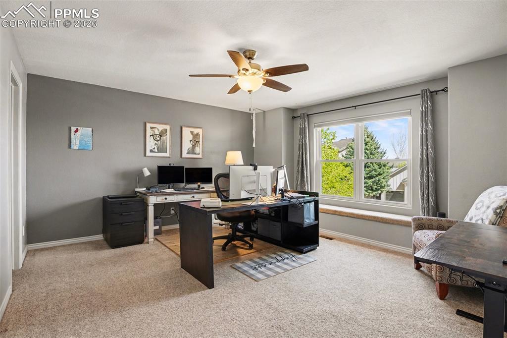 Image 33 of 50: Bedroom