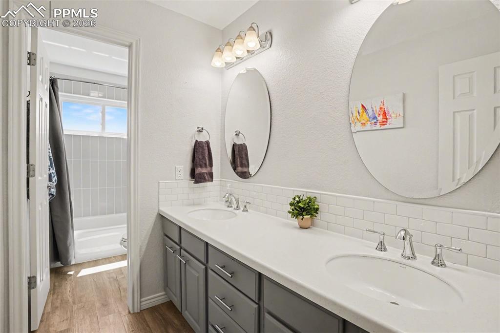 Image 35 of 50: Bathroom