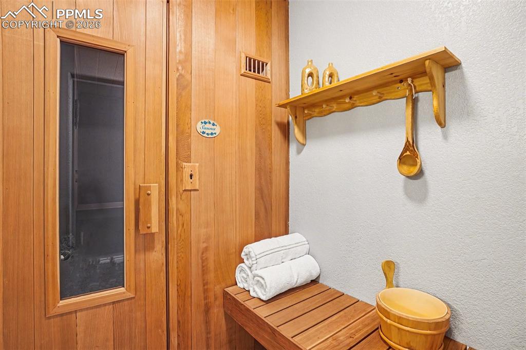 Image 36 of 50: Sauna