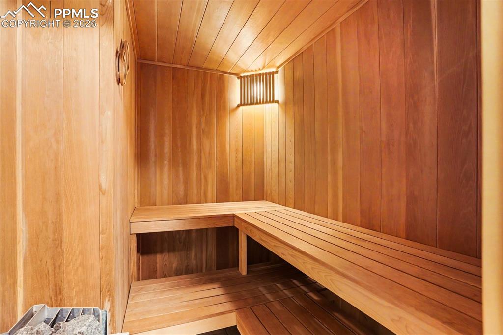 Image 37 of 50: Sauna