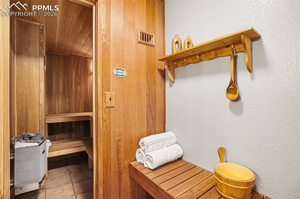 Image 38 of 50: Sauna