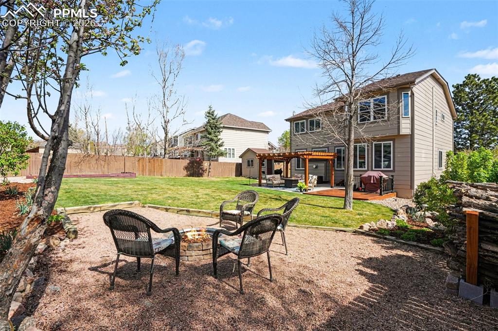 Image 41 of 50: Yard