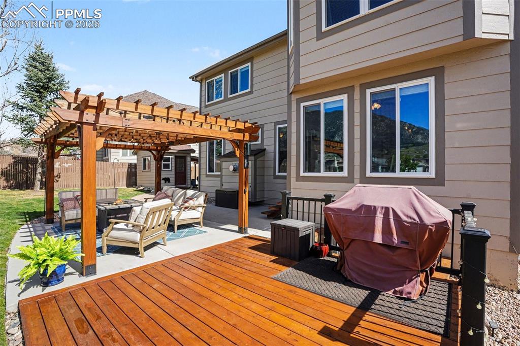 Image 44 of 50: Deck