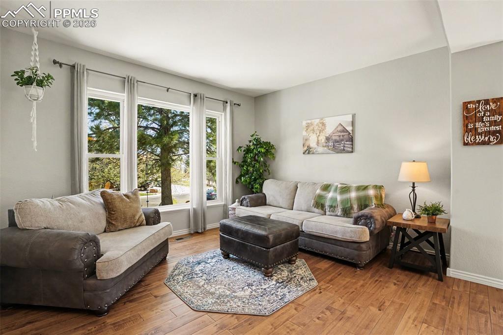 Image 7 of 50: Living Room