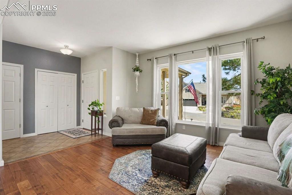 Image 8 of 50: Living Room