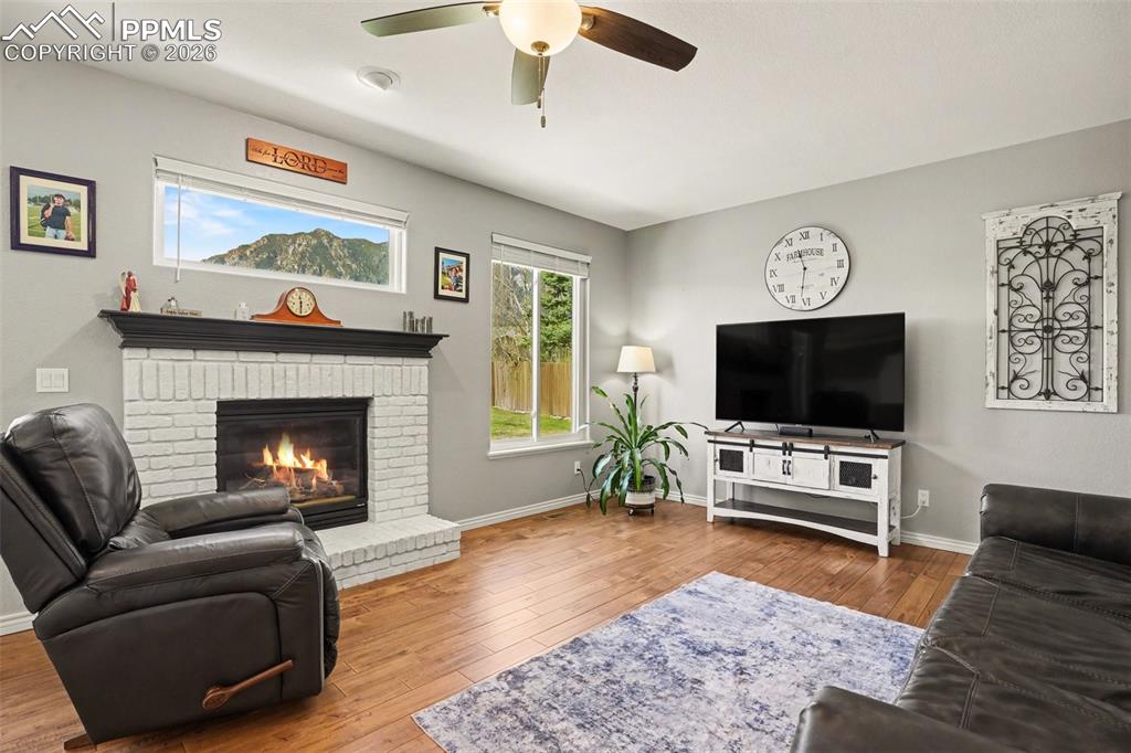 Image 9 of 50: Living Room