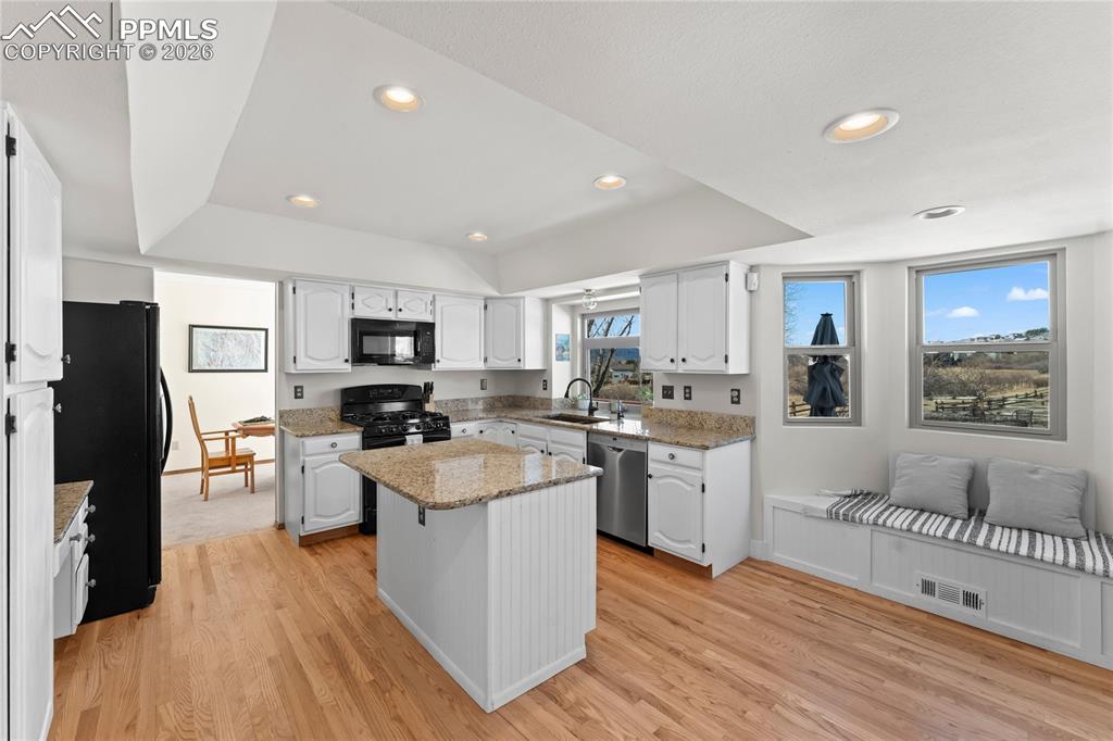 Image 10 of 48: Kitchen