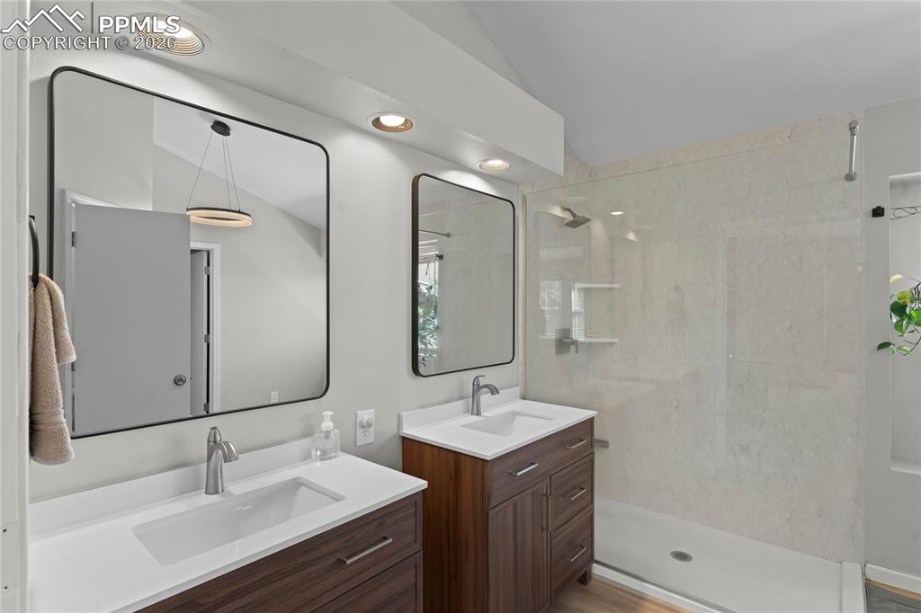 Image 26 of 48: Bathroom