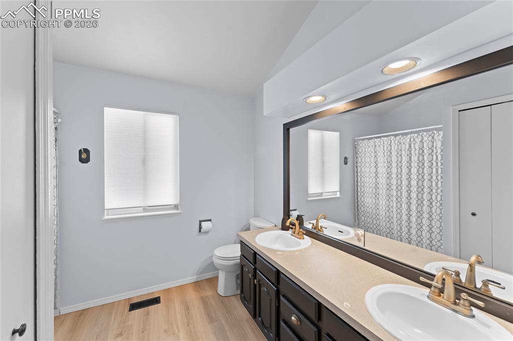 Image 36 of 48: Bathroom