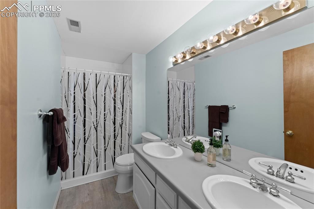 Image 39 of 48: Bathroom